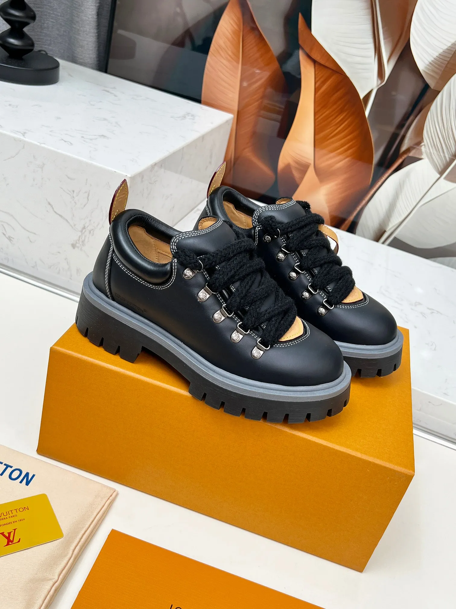 p660💰"Couple Style" LV Louis Vuitton's 2025 autumn and winter new style, developed one-to-one from the original version, retro fashionable, handsome and cool mountaineering derby shoes are now available.  Material: Imported first-layer cowhide Lining: Imported lambskin Outsole: Original molded TR non-slip outsole Sole height: 3.5cm Shoe size: Same style for men and women 35-45